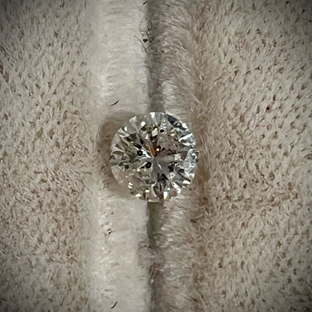 .85 carat round 6mm diamond